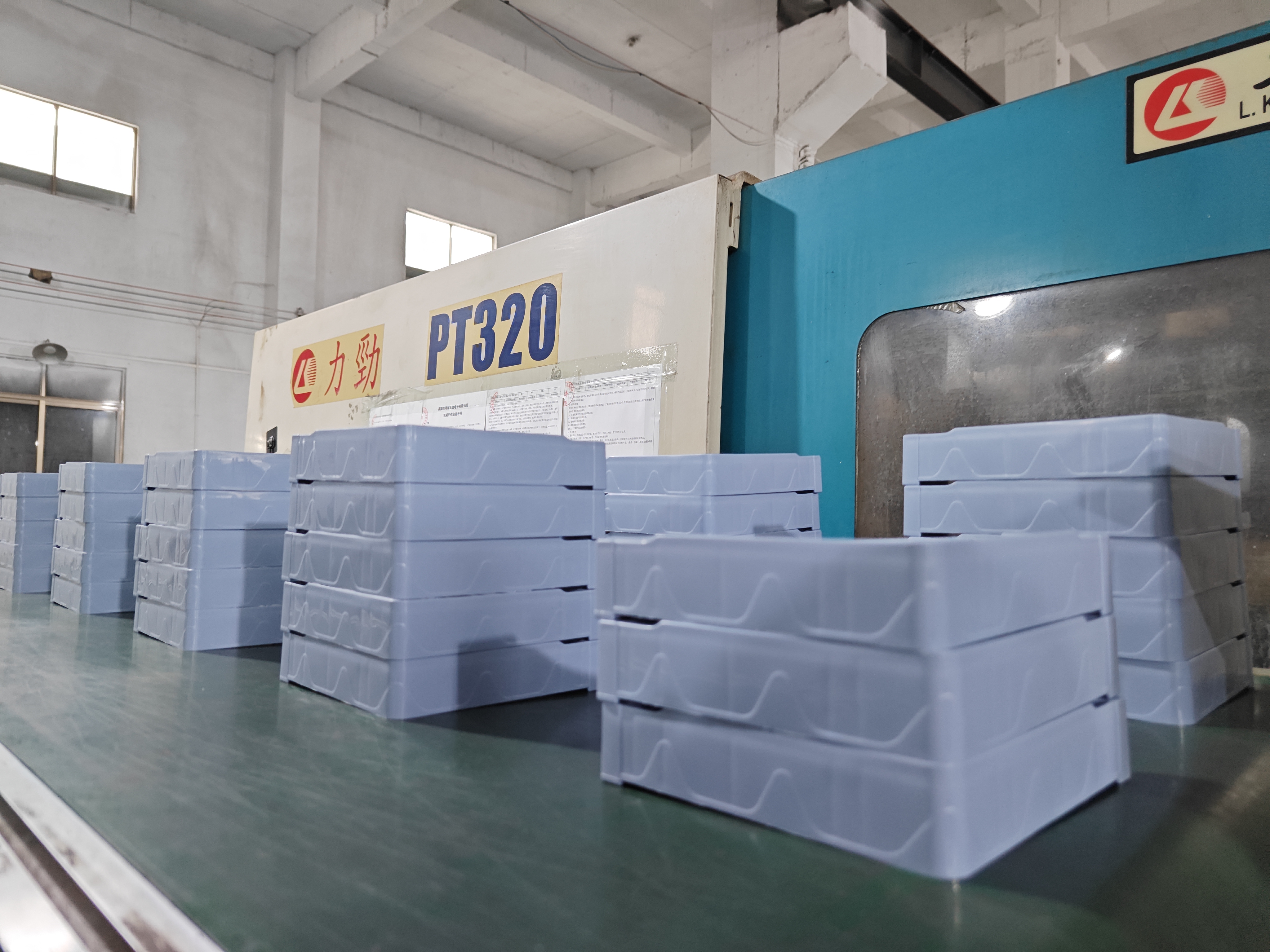 Large-tonnage injection molding equipment